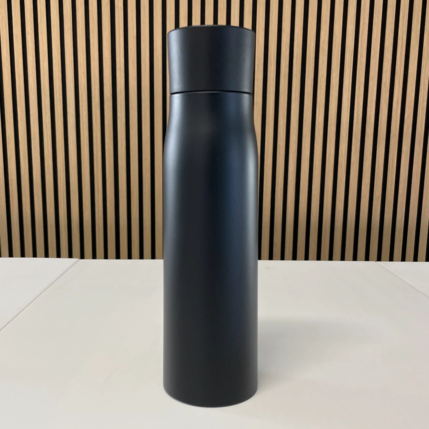 Selvrensende drikkeflaske med drikkealarm, sort